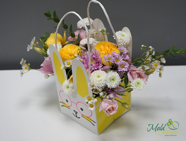 Composition with yellow roses, lisianthus, chamomile, and chrysanthemum photo